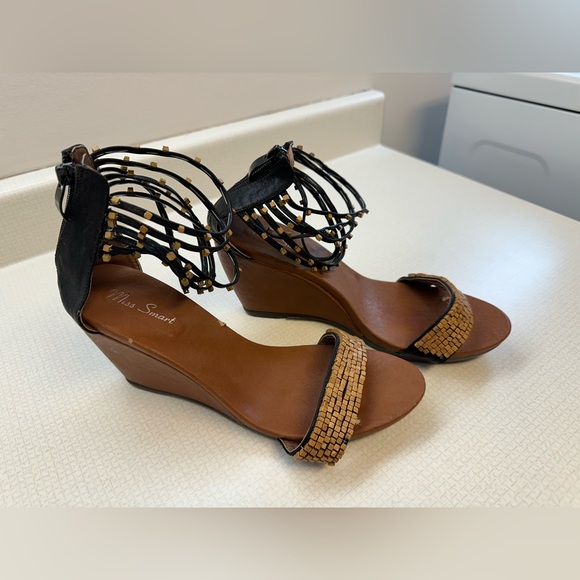 Sandals.. black and tan leather with zip heel - Picture 2 of 3